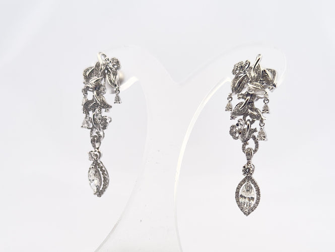 Boucles d'oreilles Boucles d’oreilles pendantes or blanc et diamants 58 Facettes