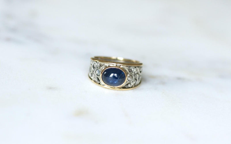 Bague 53 Bague or jaune et argent, saphir cabochon, diamants 58 Facettes