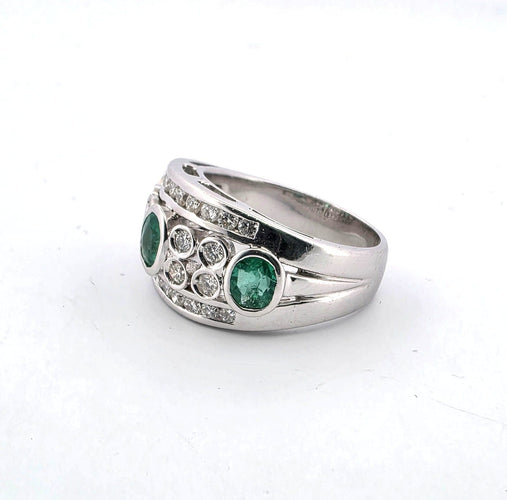 Bague Bague en or blanc des années 1970 avec émeraudes et diamants 58 Facettes