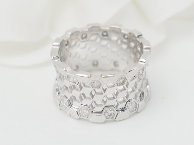 Bague 50 Bague ajourée en or blanc et diamants 58 Facettes 33437