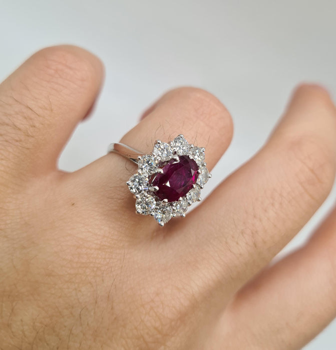 Bague or blanc sertie d’un rubis et diamants