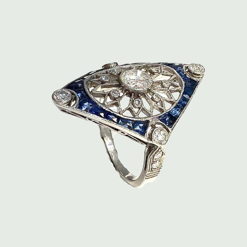 Bague BAGUE EN PLATINE DE STYLE ART DÉCO AVEC DIAMANTS ET SAPHIRS 58 Facettes A2450 (491)