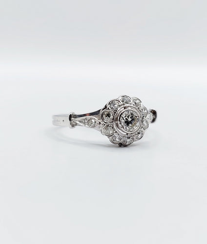 Bague 55.5 Bague marguerite art deco or blanc 18k et platine ornée de 0,54 carats de diamant 58 Facettes A04599
