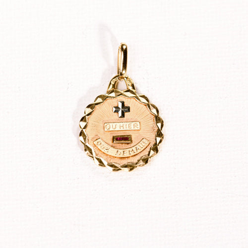 Pendentif AUGIS-Médaille d'amour ronde trois ors "Plus qu'hier moins que demain" 58 Facettes LMB-279