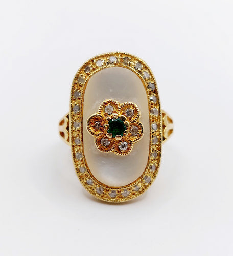 Bague 50.5 Bague marquise vintage or plaque de nacre, marguerite, émeraude et diamants 58 Facettes A03995