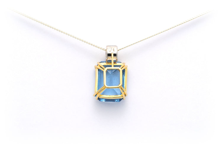 Pendentif Pendentif contemporain en or jaune serti d’une topaze bleu suisse et de diamants 58 Facettes 17864