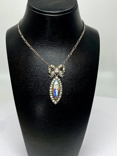Collier Pendentif et sa chaine en argent : enfant sur email et pierres blanches. Vers 1900 58 Facettes AB386