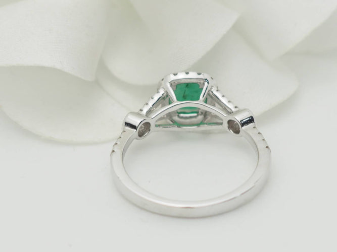 Bague 53 Bague entourage en or blanc, émeraude 0.61ct et diamants 58 Facettes 33176