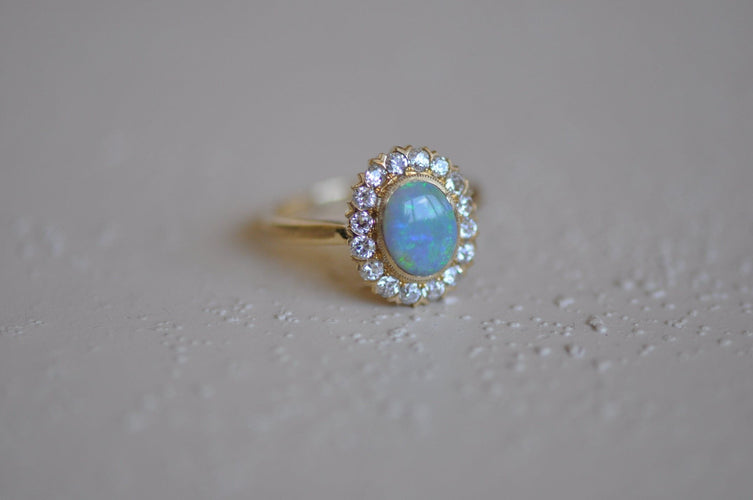 Bague 54 Yellow gold Australian opal and diamond ring 58 Facettes