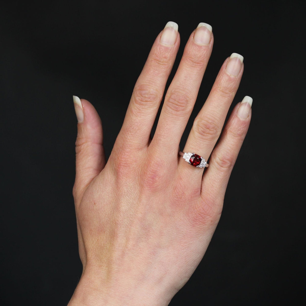 Bague spinelle rouge coussin naturel et diamants 9051834777929 58 Facettes