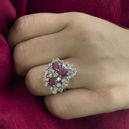 Bague ornée de rubis, d'émeraudes et de diamants