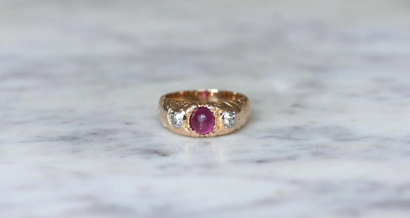 Bague jonc ciselé or rose rubis birman et diamants