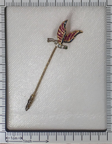 Broche Pince à cravate vintage d'inspiration Art déco représentant un oiseau volant avec des pierres précieuses multicolores 58 Facettes 24204-0272