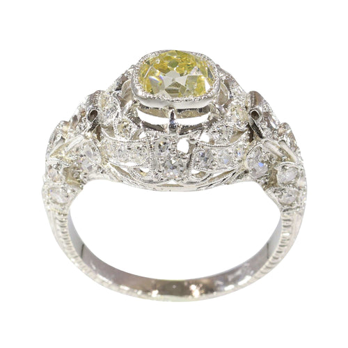 Bague 53 Bague édouardienne en platine avec diamant jaune fantaisie – Un écho dentelé à l'élégance des années 1920 58 Facettes 25115-0280