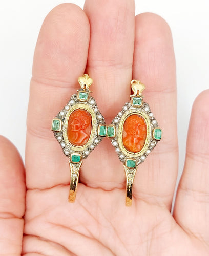 Boucles d'oreilles Dormeuses XXL poissardes victoriennes or jaune, camée corail, émeraudes (circa 1850 58 Facettes A06366