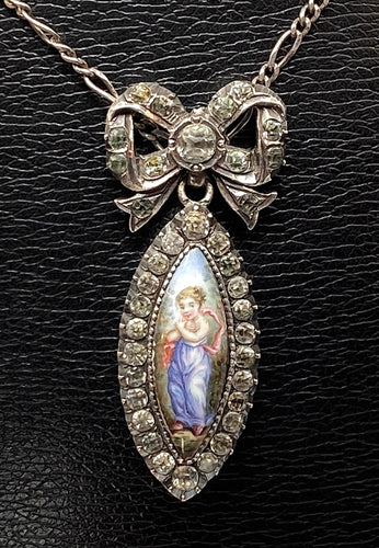 Collier Pendentif et sa chaine en argent : enfant sur email et pierres blanches. Vers 1900 58 Facettes AB386