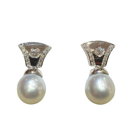 Boucles d'oreilles Boucles d'oreilles en or blanc avec perles et diamants 58 Facettes T325