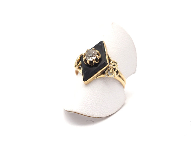 Bague 55 Bague ancienne en or jaune, onyx et diamants 58 Facettes