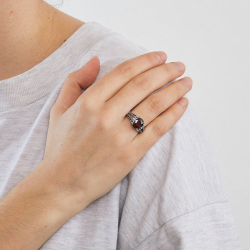 Bague Bague en or blanc ornée d'un Grenat Rhodolite et de saphirs 58 Facettes