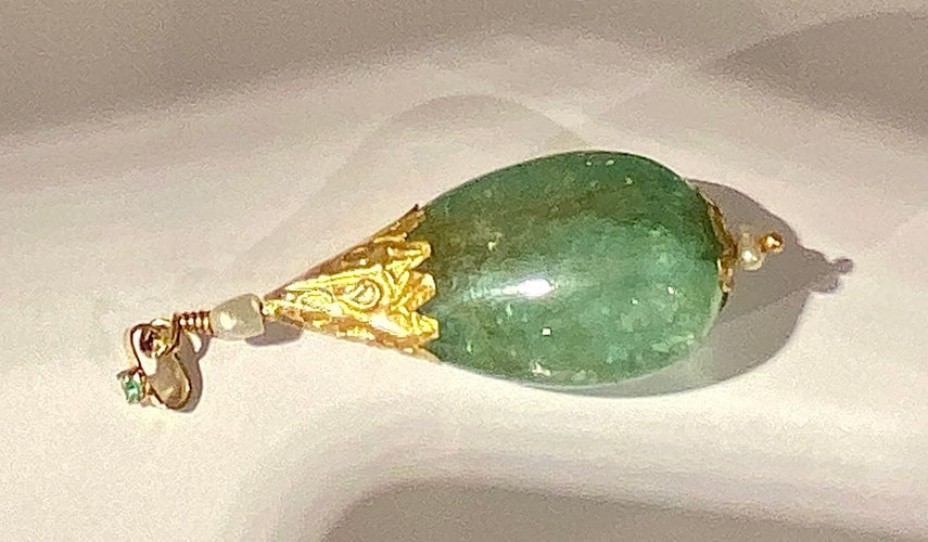 Pendentif Pendentif en or jaune orné d’une importante émeraude et de perles 58 Facettes AB479