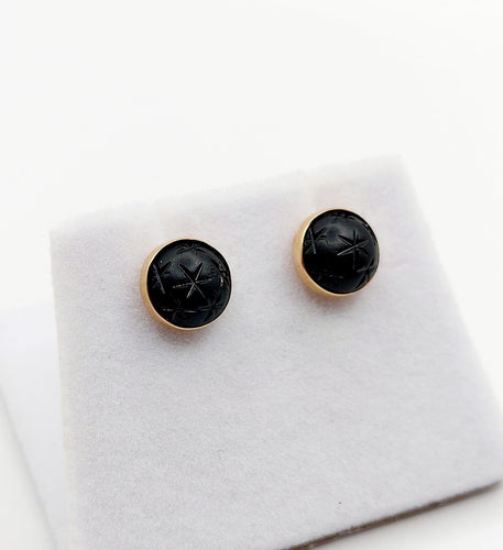 Boucles d'oreilles Puces d'oreilles antique or rose 18k cabochon de jais gravé d'étoiles (circa 1900) 58 Facettes A06158