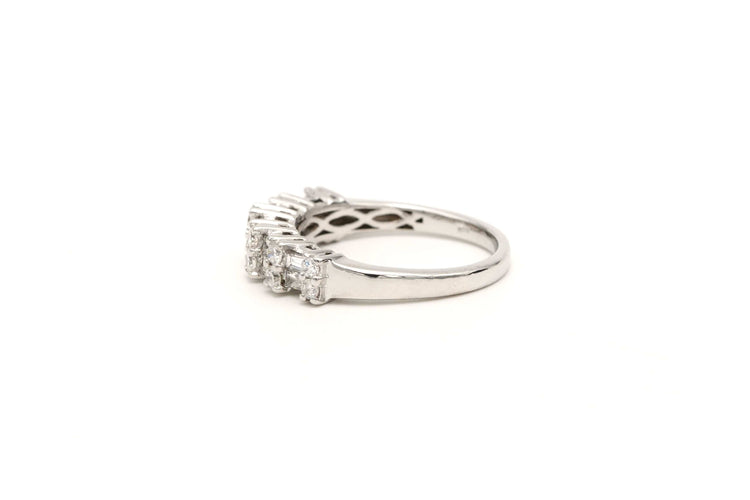 Bague contemporaine en or blanc 18 carats sertie de diamants