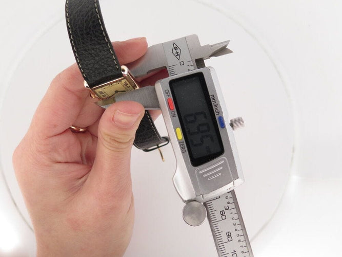 Montre vintage montre must de CARTIER tank 30 mm mecanique vermeil dore en 58 Facettes 266183