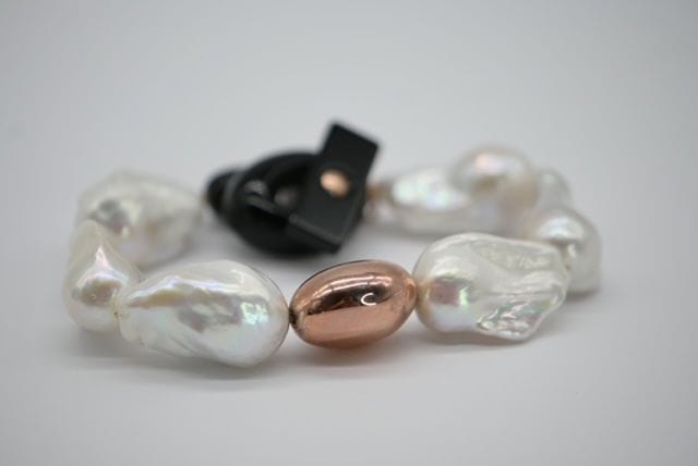 Bracelet de perles baroques avec fermoir en or rose et bakélite vintage