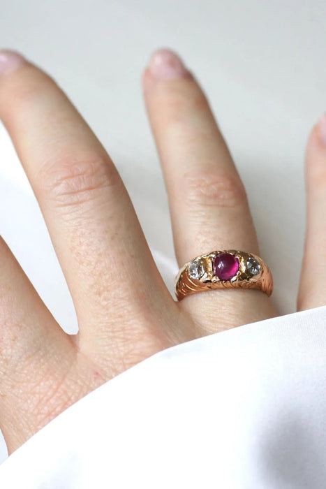 Bague jonc ciselé or rose rubis birman et diamants