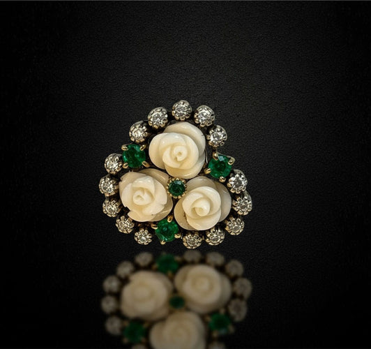 Boucles d'oreilles Boucles d'oreilles ornées de roses en corail blanc, d'émeraudes et de diamants 58 Facettes