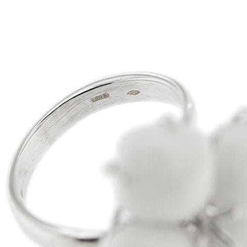 Bague fleurie en onyx blanc