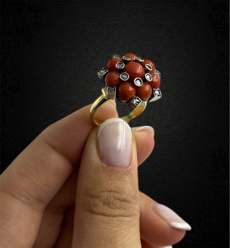 Bague 55 Bague de style baroque, corail et diamants 58 Facettes