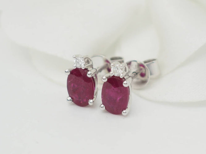 Puces d'oreilles en or blanc, rubis 2.20cts et diamants