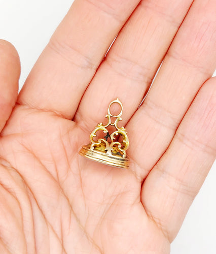 Pendentif sceau antique en or 14k et agate gravée d’armoiries