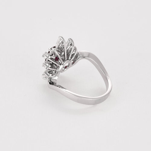 Bague 53.5 Bague mouvementé or blanc, rubis et diamants 58 Facettes BA661