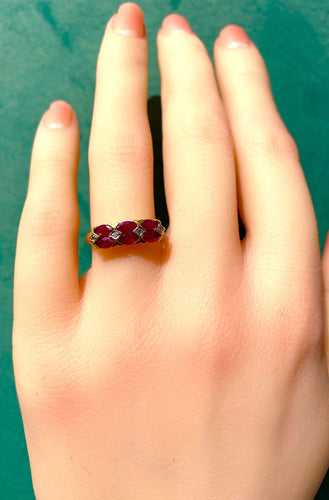 Bague 50 Bague en or jaune 18 carats, 6 rubis et 4 diamants 58 Facettes AB551