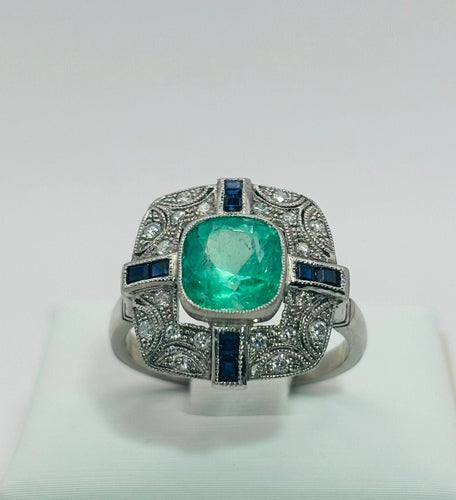 Bague 59 Bague en platine avec une émeraude, des diamants et des saphirs. 58 Facettes 50230