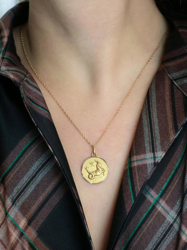 Pendentif Pendentif vintage signe du zodiaque Capricorne or jaune 58 Facettes 1099.22
