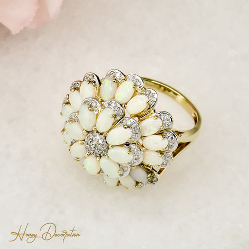 Beeindruckender 14 Karat Blüten-Goldring mit leuchtenden Opalen