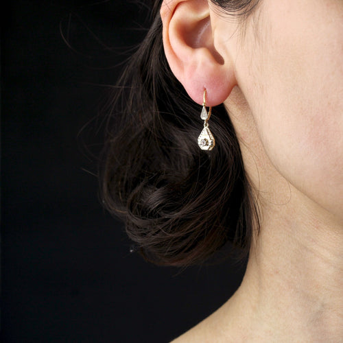 Boucles d'oreilles Dormeuses anciennes géométriques 2 ors saphirs blancs 58 Facettes 20-040B