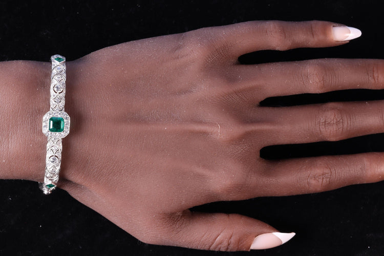 Luxe Vintage : Bracelet Art Déco en platine exquis des années 1920 serti de diamants et d'émeraudes