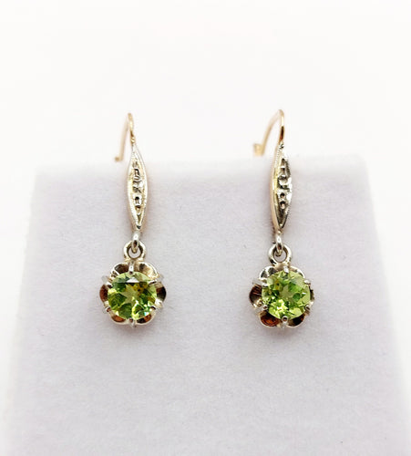 Boucles d'oreilles Dormeuses antique or jaune péridot en serti griffes 58 Facettes A05288