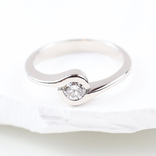 Bague 51 Solitaire en diamant serti sur or blanc 18 carats 58 Facettes 159/24J