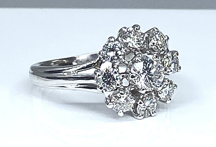 Bague 53 Bague marguerite en or blanc sertie de 9 diamants 58 Facettes AB378