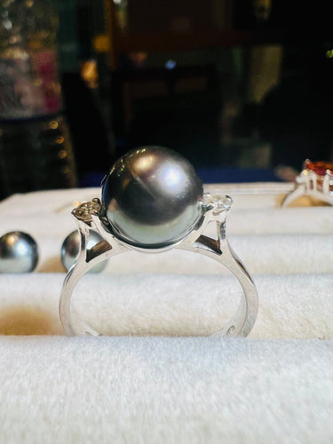 Bague en or sertie d'une perle de culture grise entourée de 2 diamants