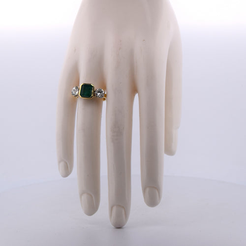 Bague 56 Bague vintage en or jaune 18 carats ornée d'une émeraude et de diamants 58 Facettes