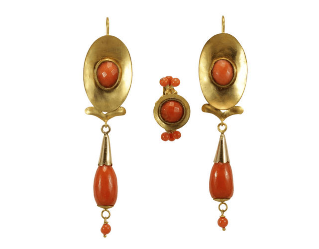 Bague Boucles d'oreilles et bague en or jaune corail antique 58 Facettes 7694