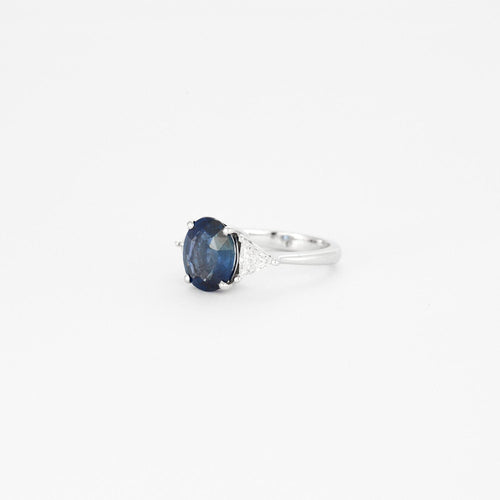 Bague 53.5 Bague or blanc, saphir bleu de Ceylan et diamants 58 Facettes