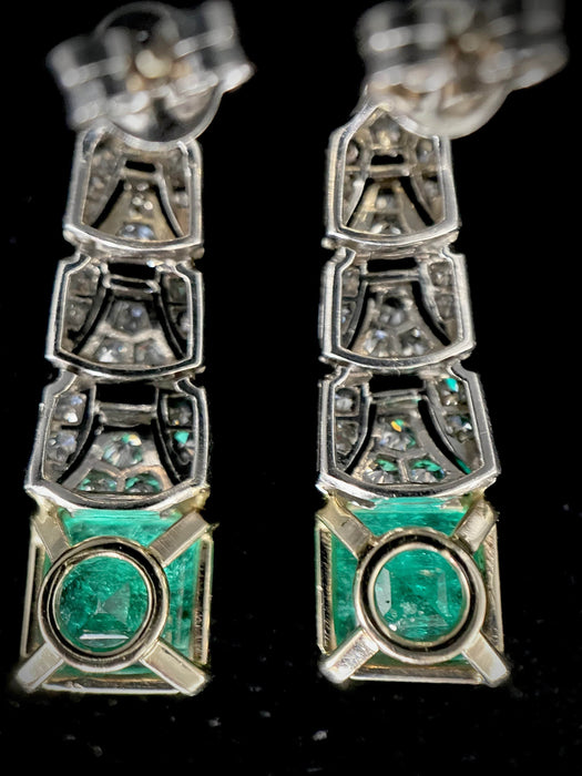 Paire de boucles d'oreilles pendantes sertie de 6 carats d'émeraudes