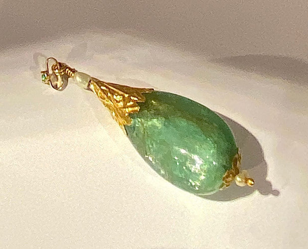 Pendentif Pendentif en or jaune orné d’une importante émeraude et de perles 58 Facettes AB479